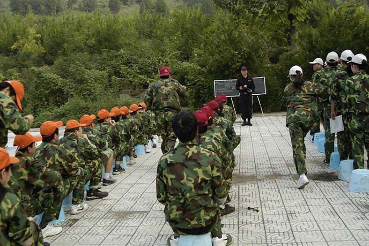 团队户外拓展是提高企业凝聚力的关键